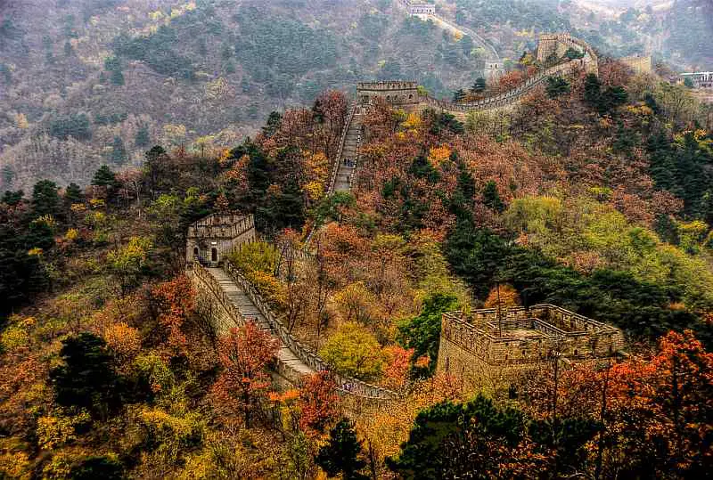 2-great-wall-of-china-with-mountain-view