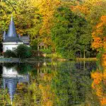 fall-scene-lake-house