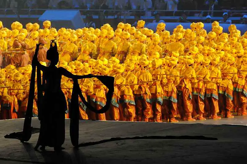 25-dancers-in-yellow-costume-with-lady-in-silhoutte