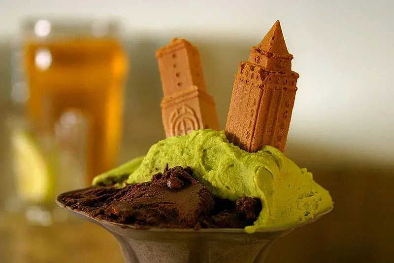 1-pistachio-and-chocolate-gelato-with-building-wafer