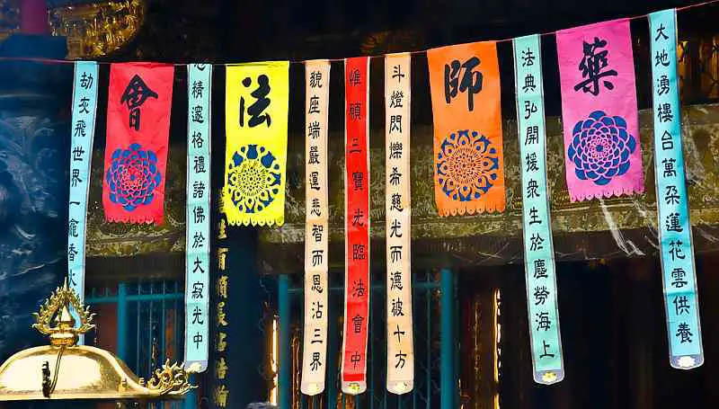 12-chinese-signs-hanging