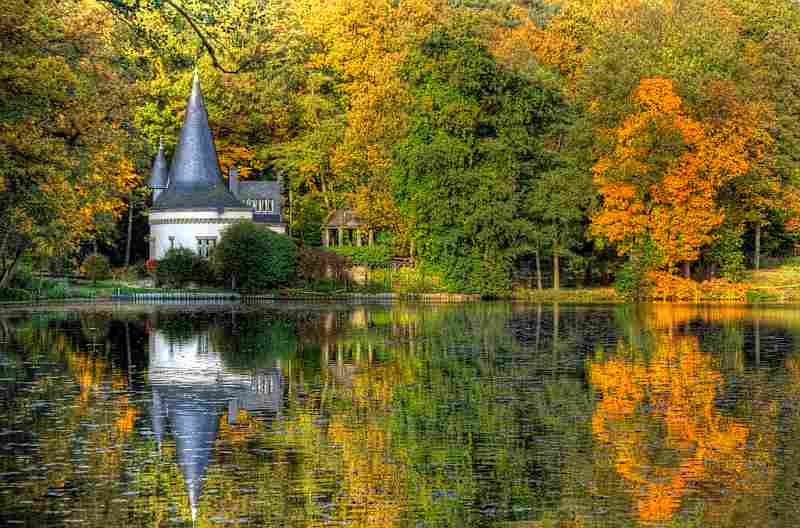 fall-scene-lake-house